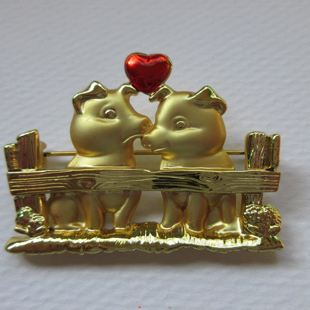 Vintage Danecraft Pigs Valentines Heart Pin Love Kiss Brooch
